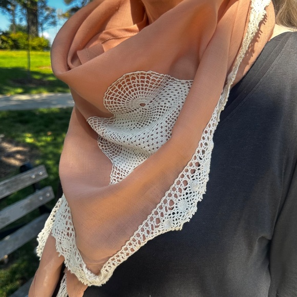 Vintage artisan made challis triangular scarf/shawl - Picture 3 of 3